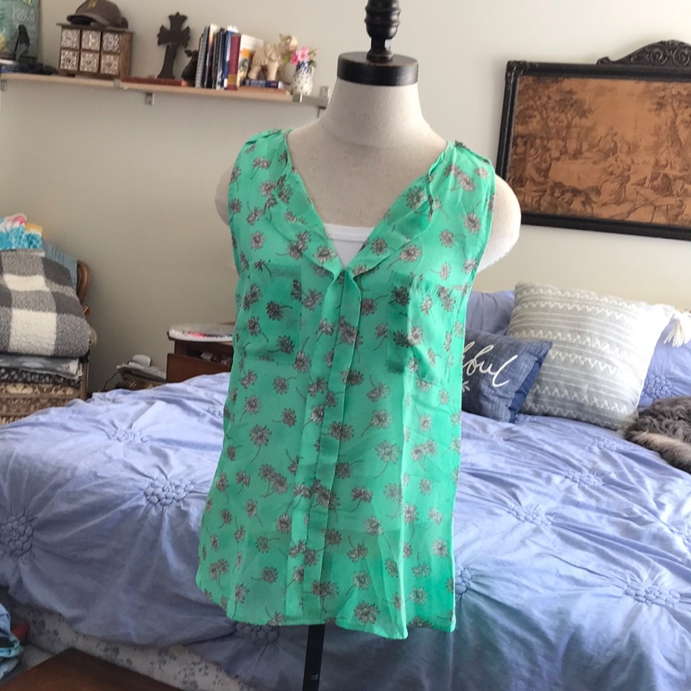 Sleeveless green daisy shirt, never worn